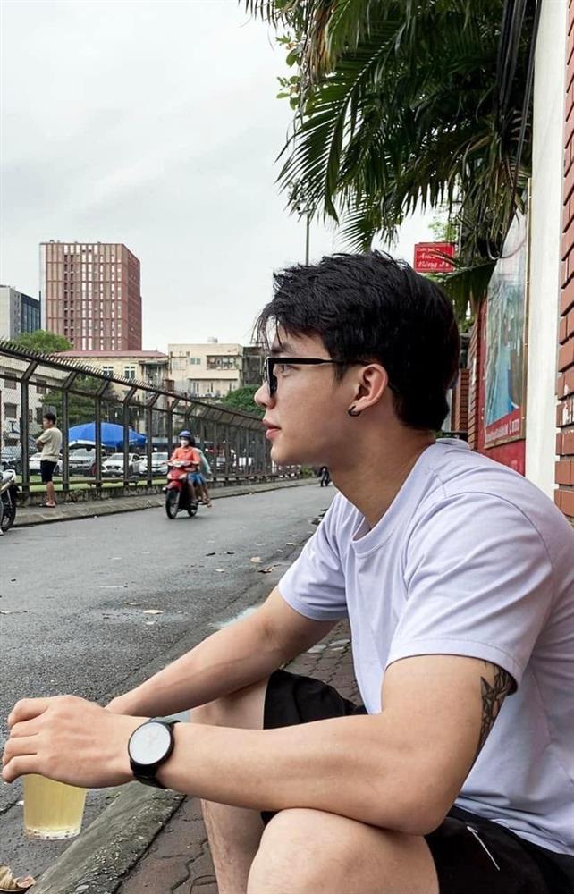 Tặng bánh kem cho Thùy Tiên, chàng trai bất ngờ chiếm spotlight vì sở hữu nhan sắc cực phẩm-5