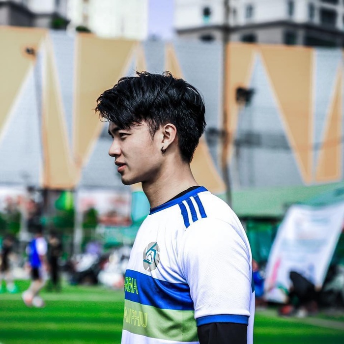 Tặng bánh kem cho Thùy Tiên, chàng trai bất ngờ chiếm spotlight vì sở hữu nhan sắc cực phẩm-7