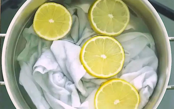 Trời mưa quần áo dễ bị mốc đen, làm ngay mẹo này nấm mốc, đốm đen biến mất, sạch bong như mới-2