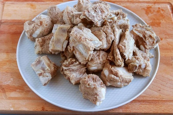 Sườn lợn kho với loại nước này ăn đưa cơm ai cũng thích-2