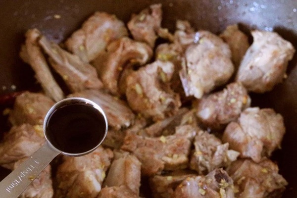 Sườn lợn kho với loại nước này ăn đưa cơm ai cũng thích-3