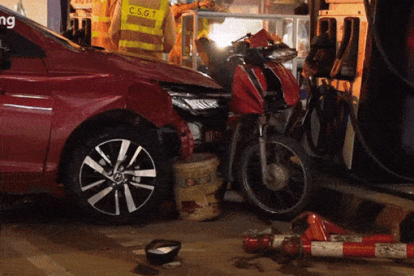 Người, xe nằm la liệt sau khoảnh khắc ôtô lao vào cây xăng ở Hà Nội-12