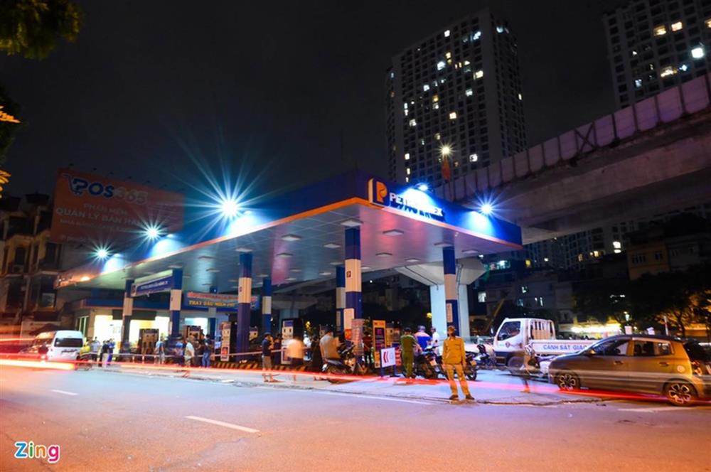 Người, xe nằm la liệt sau khoảnh khắc ôtô lao vào cây xăng ở Hà Nội-1