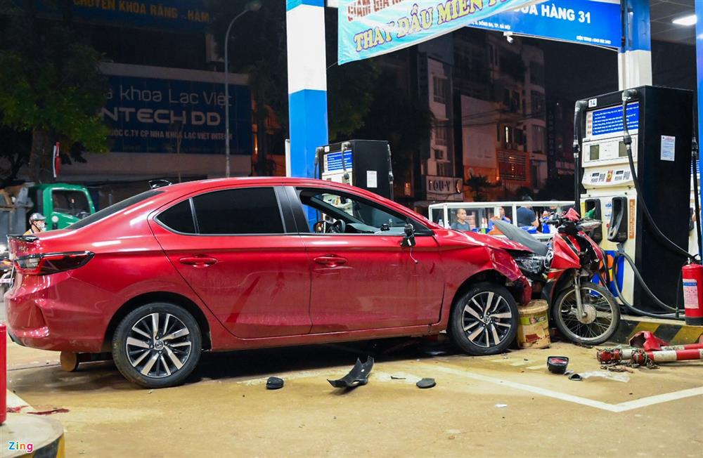 Người, xe nằm la liệt sau khoảnh khắc ôtô lao vào cây xăng ở Hà Nội-3