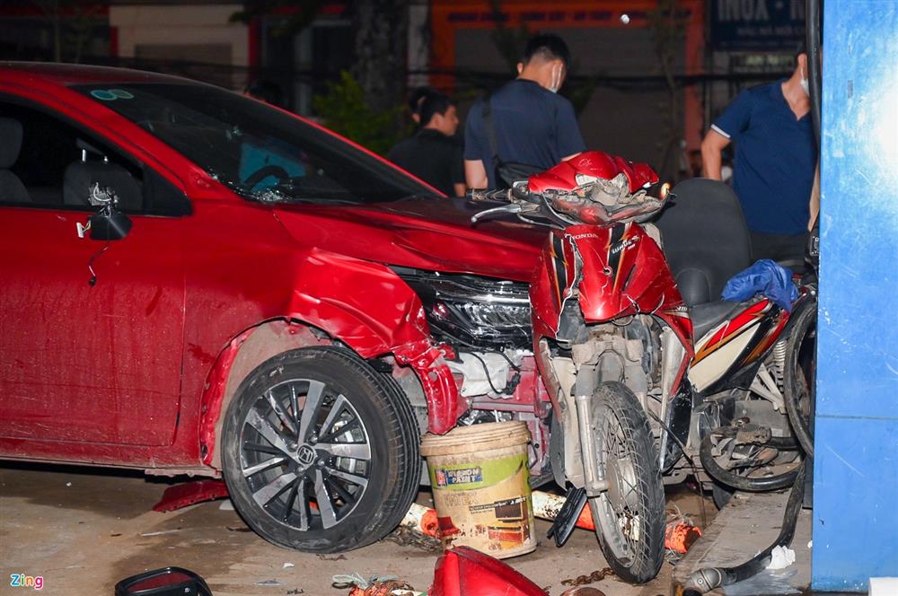 Người, xe nằm la liệt sau khoảnh khắc ôtô lao vào cây xăng ở Hà Nội-4