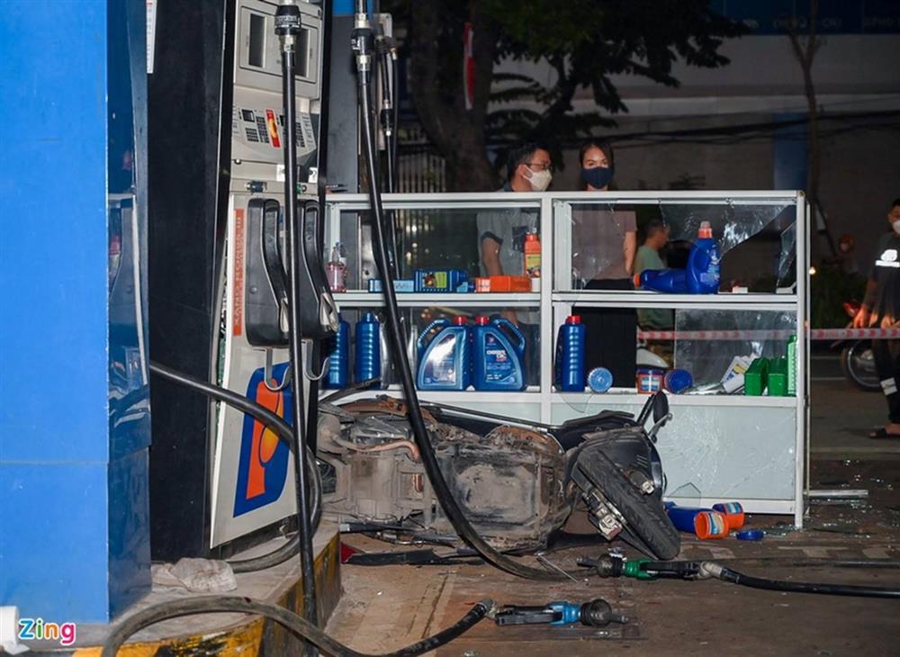 Người, xe nằm la liệt sau khoảnh khắc ôtô lao vào cây xăng ở Hà Nội-5
