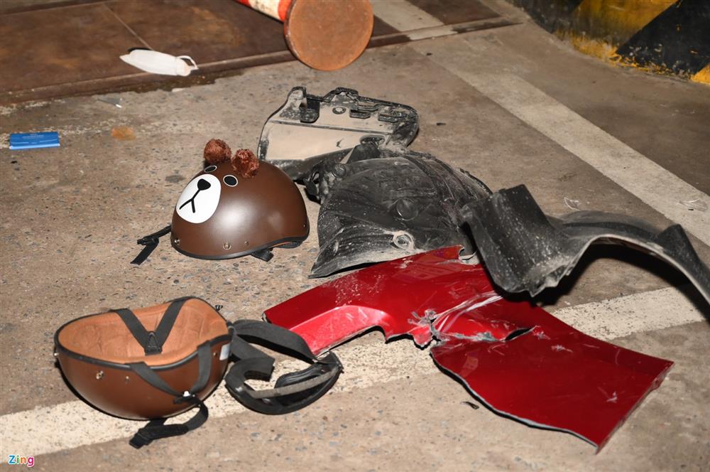 Người, xe nằm la liệt sau khoảnh khắc ôtô lao vào cây xăng ở Hà Nội-6