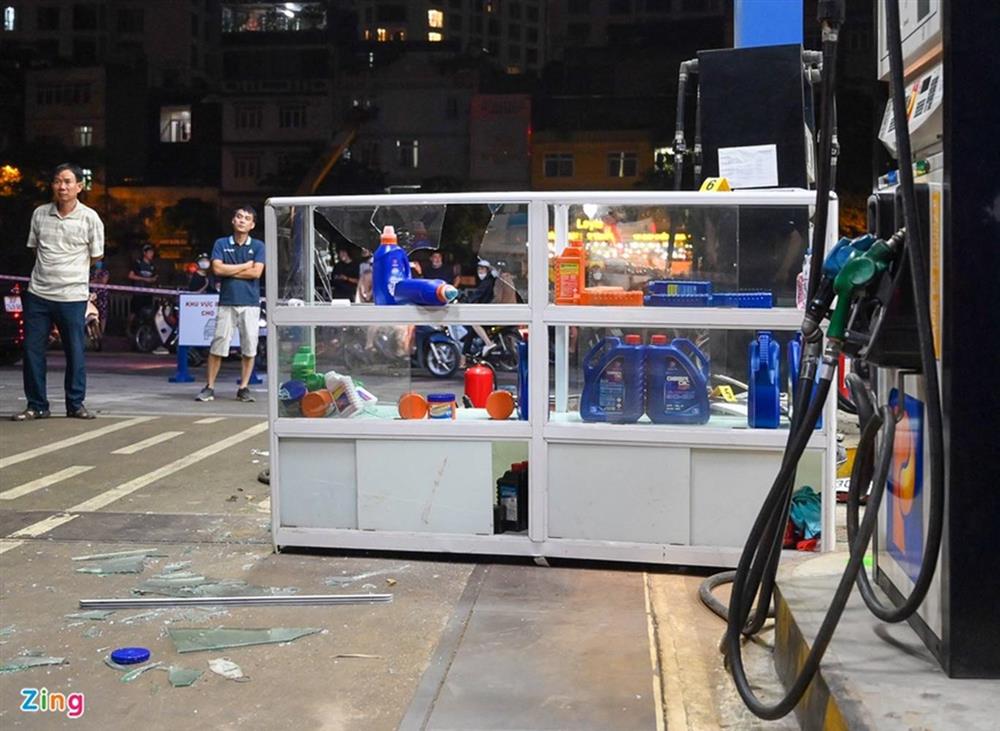 Người, xe nằm la liệt sau khoảnh khắc ôtô lao vào cây xăng ở Hà Nội-7