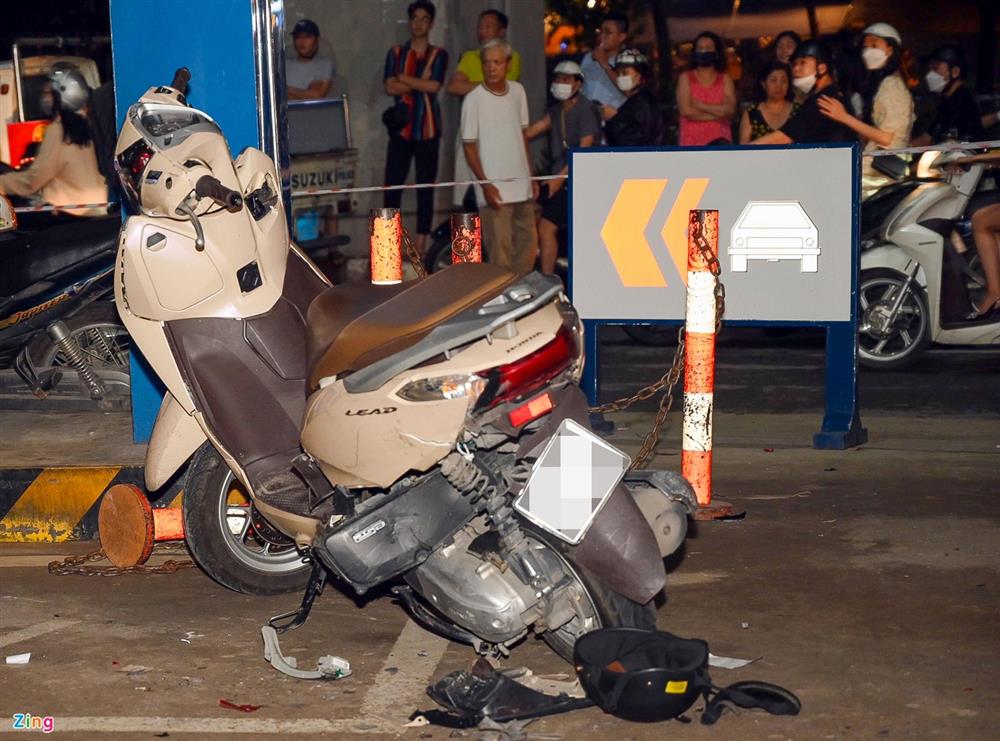 Người, xe nằm la liệt sau khoảnh khắc ôtô lao vào cây xăng ở Hà Nội-8