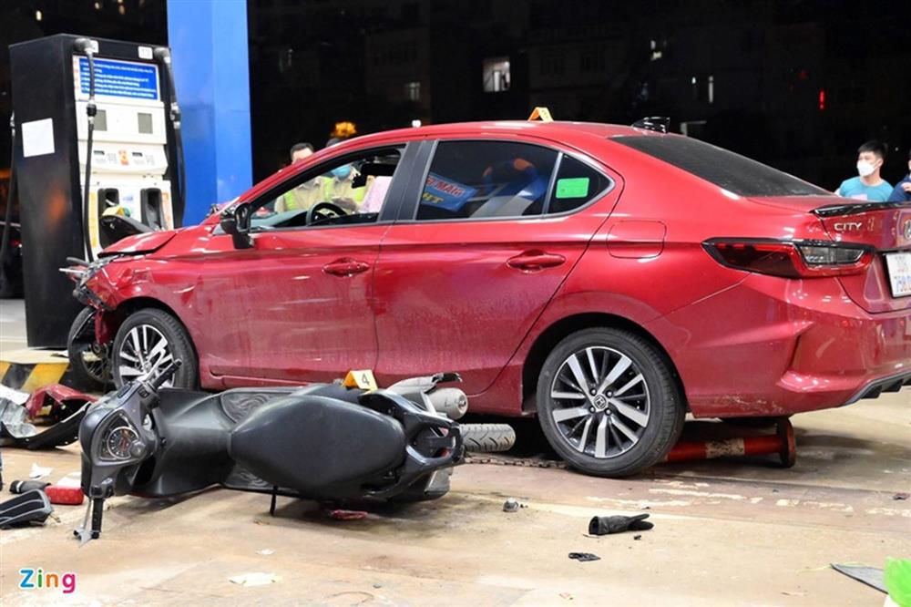 Người, xe nằm la liệt sau khoảnh khắc ôtô lao vào cây xăng ở Hà Nội-9