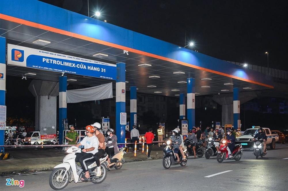 Người, xe nằm la liệt sau khoảnh khắc ôtô lao vào cây xăng ở Hà Nội-11