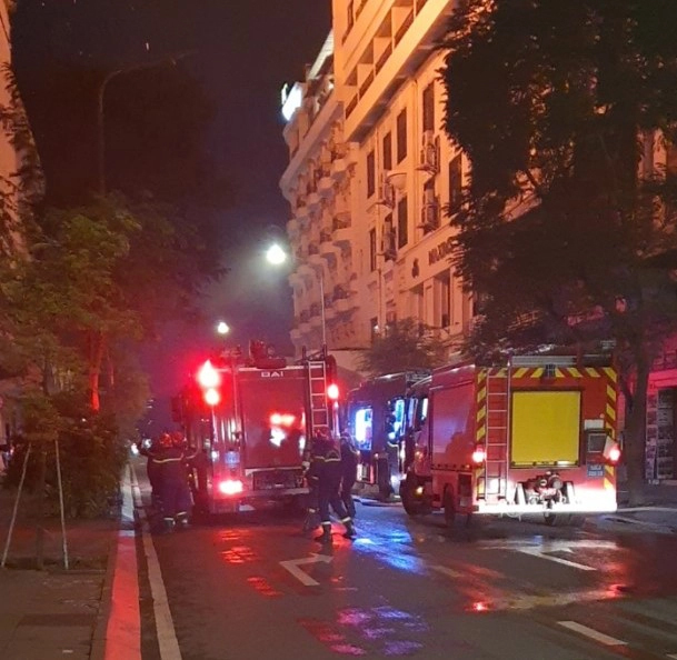 TP HCM: Cháy lớn kèm tiếng nổ trên sân thượng tòa nhà Seaprodex-1