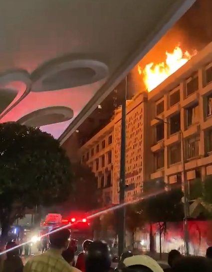 TP HCM: Cháy lớn kèm tiếng nổ trên sân thượng tòa nhà Seaprodex-2