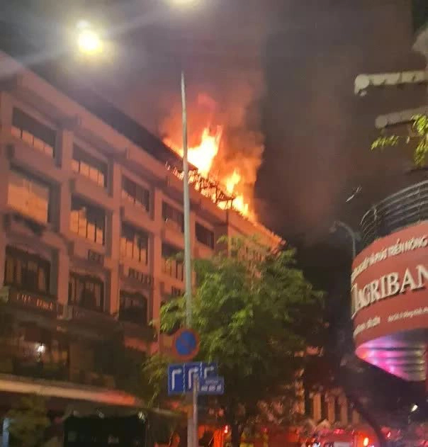 TP HCM: Cháy lớn kèm tiếng nổ trên sân thượng tòa nhà Seaprodex-3