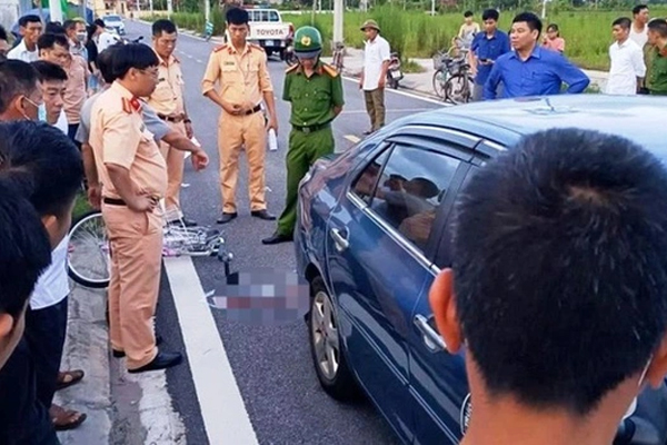 Tài xế ngủ gật, xe buýt đâm nát ô tô con trên đường cao tốc, hai người tử vong-1