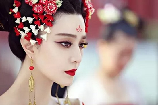 Đàn ông đào hoa nhìn lông mày, đàn bà đào hoa nhìn đâu để nhận ra?