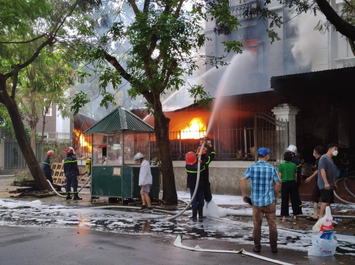 Cháy biệt thự ở Hà Nội, 1 cảnh sát PCCC bị thương-1