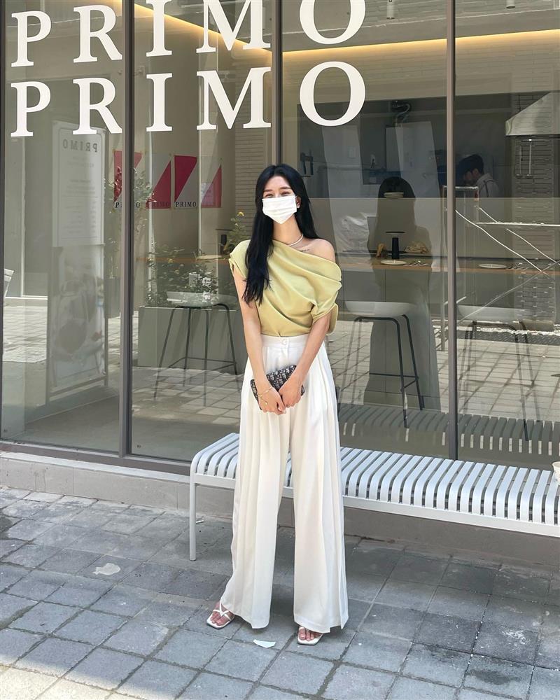 12 cách diện áo trễ vai từ phụ nữ Hàn vừa sang vừa thanh lịch-1