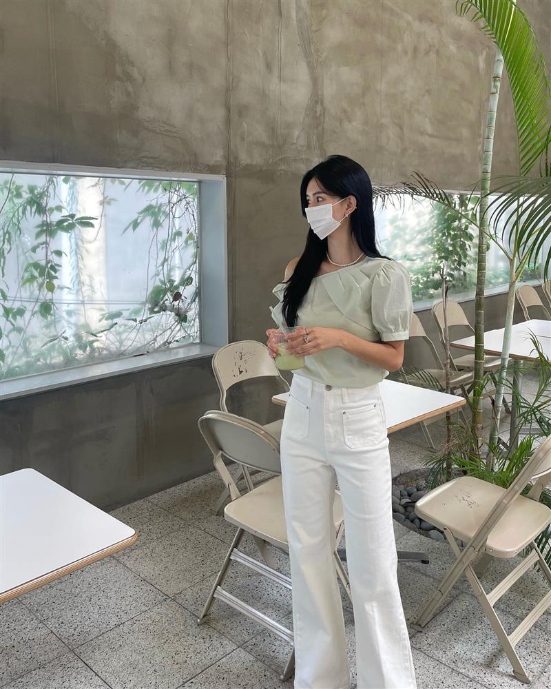 12 cách diện áo trễ vai từ phụ nữ Hàn vừa sang vừa thanh lịch-10