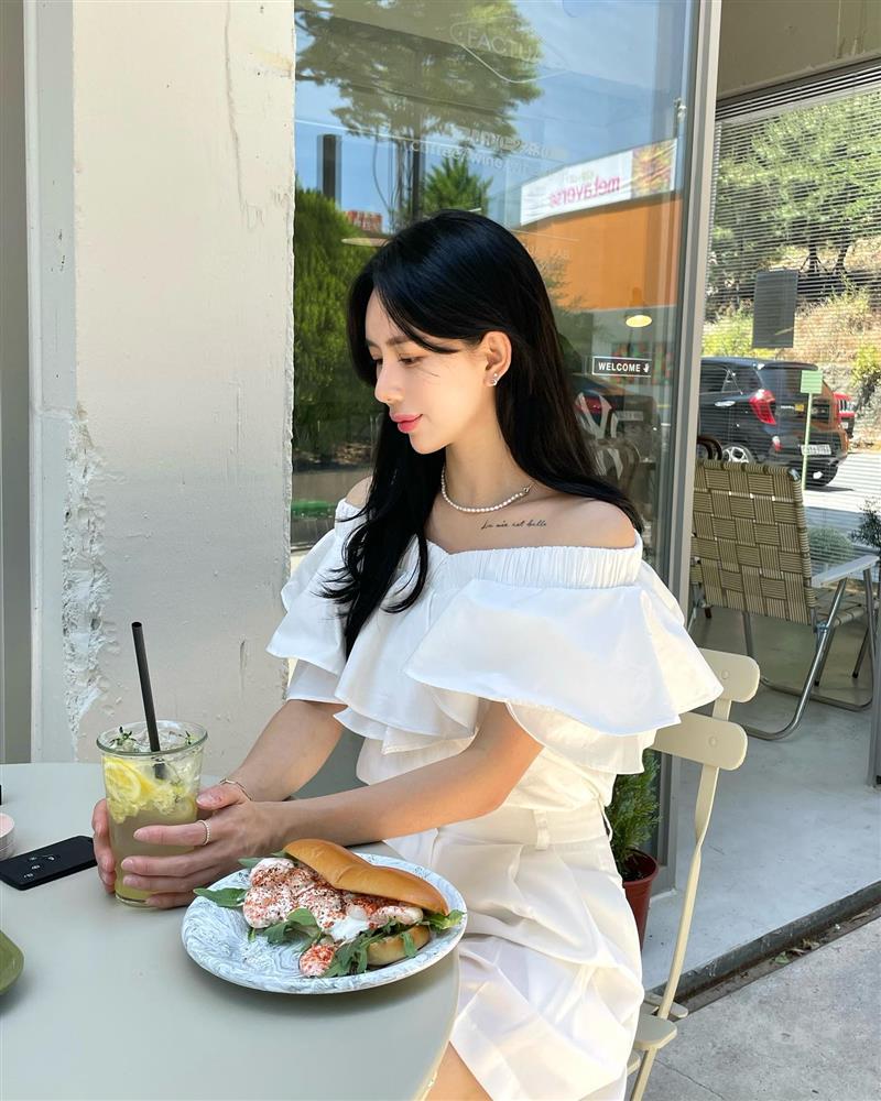 12 cách diện áo trễ vai từ phụ nữ Hàn vừa sang vừa thanh lịch-7