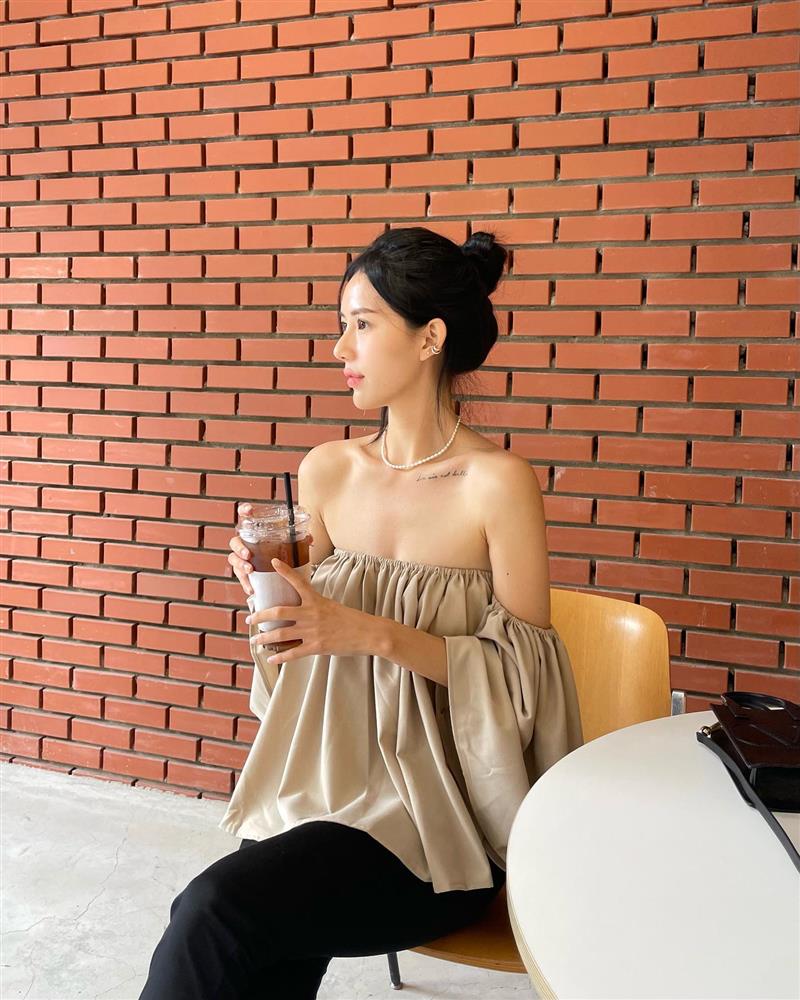 12 cách diện áo trễ vai từ phụ nữ Hàn vừa sang vừa thanh lịch-8