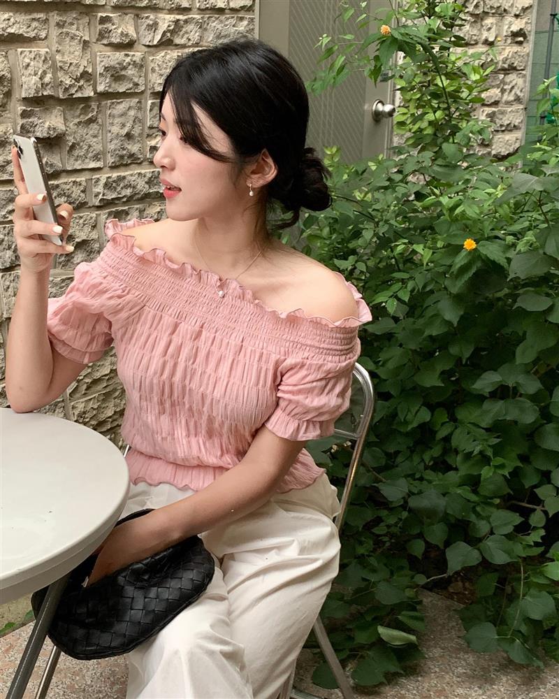 12 cách diện áo trễ vai từ phụ nữ Hàn vừa sang vừa thanh lịch-11