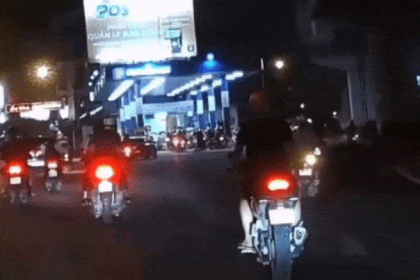 Camera vụ ô tô 'điên' tông liên hoàn vào cây xăng ở Hà Nội tối qua