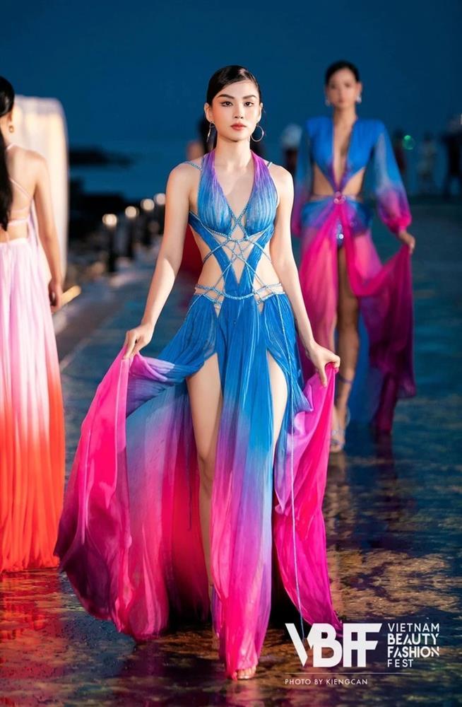 Tân Hoa hậu Mai Phương hở bạo đời thường dù vòng 1 có như không-3