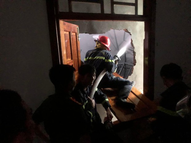 Ninh Thuận: Cháy lớn trong căn nhà 2 tầng, 3 nạn nhân vẫn còn kẹt bên trong-6