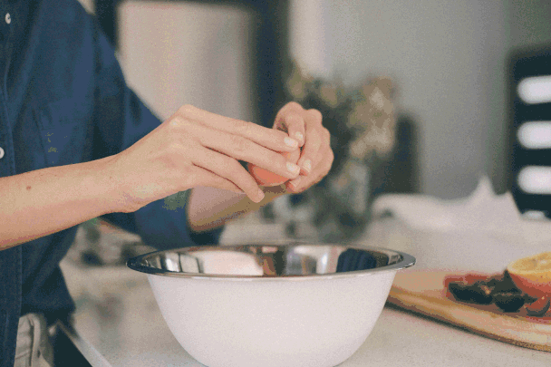 Chỉ dùng một chiếc tăm, bạn có thể dễ dàng nhận biết trứng gà chuẩn hay không!-1