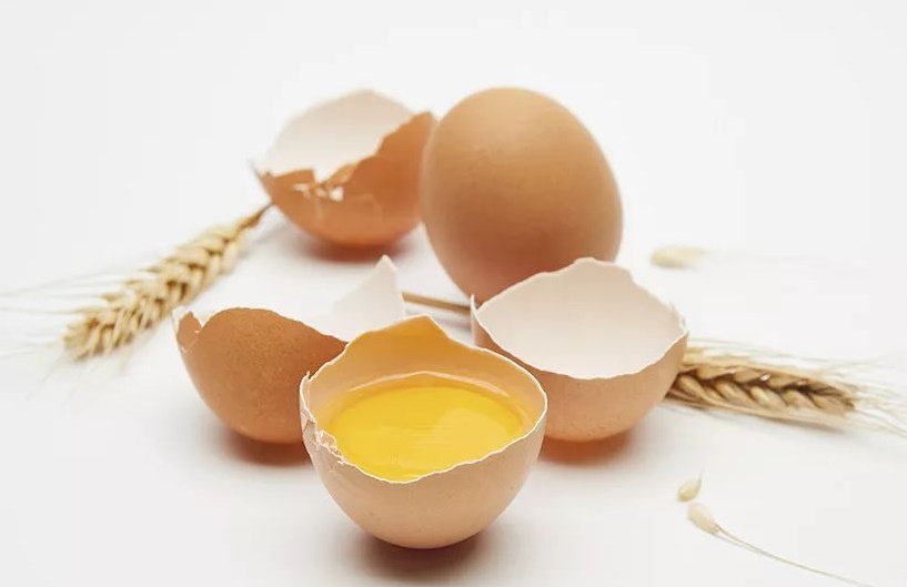 Chỉ dùng một chiếc tăm, bạn có thể dễ dàng nhận biết trứng gà chuẩn hay không!-2