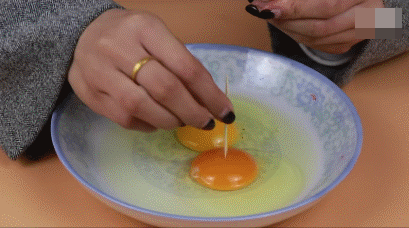 Chỉ dùng một chiếc tăm, bạn có thể dễ dàng nhận biết trứng gà chuẩn hay không!-3