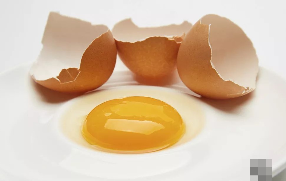 Chỉ dùng một chiếc tăm, bạn có thể dễ dàng nhận biết trứng gà chuẩn hay không!-4