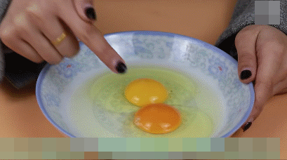 Chỉ dùng một chiếc tăm, bạn có thể dễ dàng nhận biết trứng gà chuẩn hay không!-6