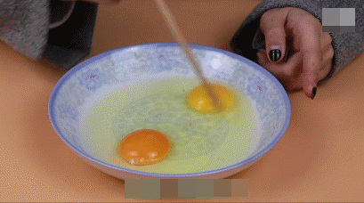 Chỉ dùng một chiếc tăm, bạn có thể dễ dàng nhận biết trứng gà chuẩn hay không!-8