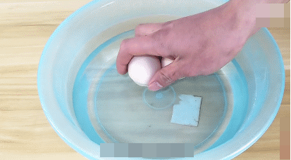Chỉ dùng một chiếc tăm, bạn có thể dễ dàng nhận biết trứng gà chuẩn hay không!-11