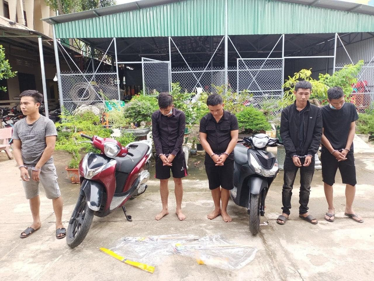 Biết vợ cặp bồ, chồng rủ bạn nhậu chém tình địch-1