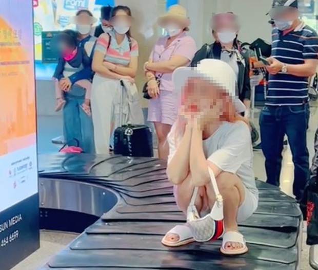 Cô gái mặc áo vàng quần trắng sống ảo trên băng chuyền hành lý-3