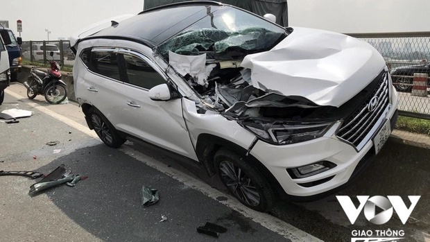 Hà Nội: Ô tô con biến dạng sau tai nạn liên hoàn trên cầu Thanh Trì-1