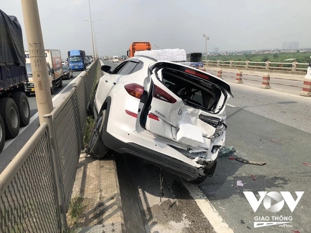 Hà Nội: Ô tô con biến dạng sau tai nạn liên hoàn trên cầu Thanh Trì-2
