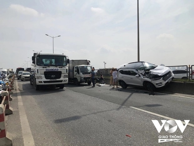 Hà Nội: Ô tô con biến dạng sau tai nạn liên hoàn trên cầu Thanh Trì-3