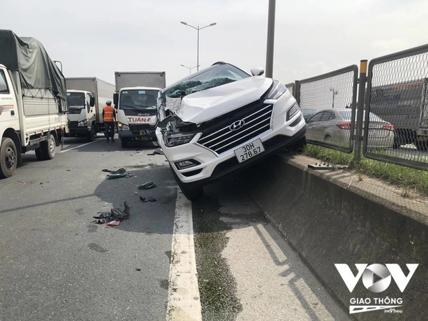 Hà Nội: Ô tô con biến dạng sau tai nạn liên hoàn trên cầu Thanh Trì-4