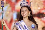 Thay đổi cách trang điểm, tân Hoa hậu Thế giới Việt Nam như thành chị em với Hoa hậu Hoàn vũ 2018-14