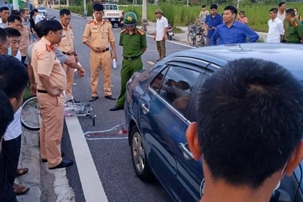 Xác định danh tính nam thanh niên lái xe máy bằng chân, ôm đàn đánh say mê-1