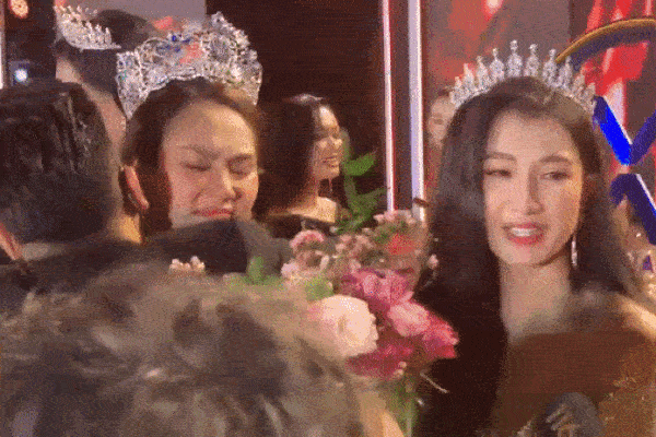 Không chỉ Á hậu 2, Tân Miss World Vietnam 2022 cũng làm rớt vương miện khiến dân tình hoảng hồn