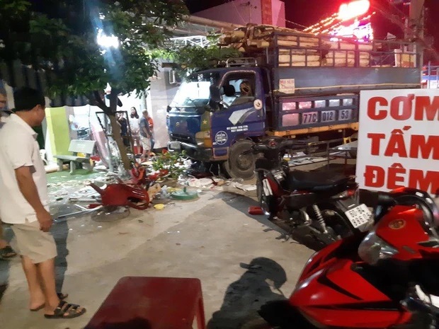 CLIP: Kinh hãi xe tải lao vào quán cơm tấm đêm, 3 người nằm dưới gầm xe-1