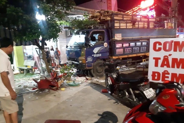 Xe bán tải đâm thẳng nhà dân, nhiều người bỏ chạy thoát thân-4