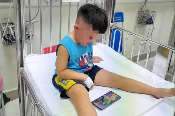 Tạm giữ thanh niên đánh đập bé 3 tuổi rồi bỏ tủ cấp đông-1