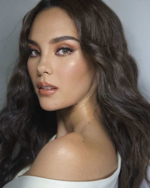 Thay đổi cách trang điểm, tân Hoa hậu Thế giới Việt Nam như thành chị em với Hoa hậu Hoàn vũ 2018-7