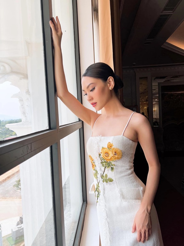Thay đổi cách trang điểm, tân Hoa hậu Thế giới Việt Nam như thành chị em với Hoa hậu Hoàn vũ 2018-13